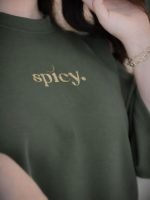 Détail de l’ensemble Spicy olive – KAI Signature