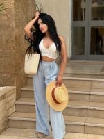 Détail perlé du pantalon Signature pour femme – KAI