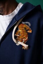 Détail de la broderie tigre sur la veste bleu marine