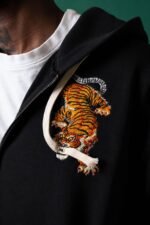 Détail de la broderie tigre sur la veste noire