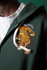 Détail de la broderie tigre sur la veste vert olive