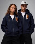 Veste Tigre bleu marine oversize portée par deux modèles
